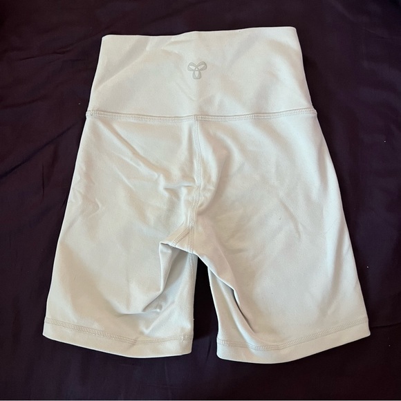 TnaLIFE atmosphere hi-rise 7” short (XS ice grey) - Picture 2 of 3